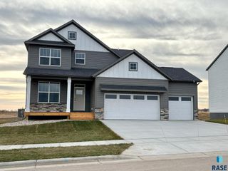 1907 N Valley View Rd Road, Sioux Falls, SD 57107