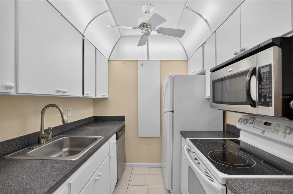 Image 8 of property listing at 2302 S MANHATTAN AVENUE 214, Tampa, FL 33629