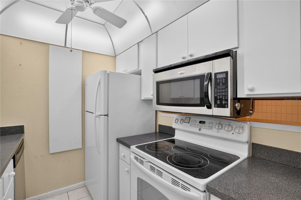 Image 9 of property listing at 2302 S MANHATTAN AVENUE 214, Tampa, FL 33629