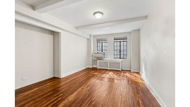 320 E 42nd St Apt 512, New York City, NY 10017