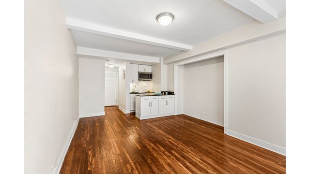 320 E 42nd St Apt 512, New York City, NY 10017