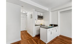 320 E 42nd St Apt 512, New York City, NY 10017