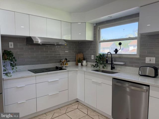 621 CROYDEN DR, Cherry Hill, NJ 08003