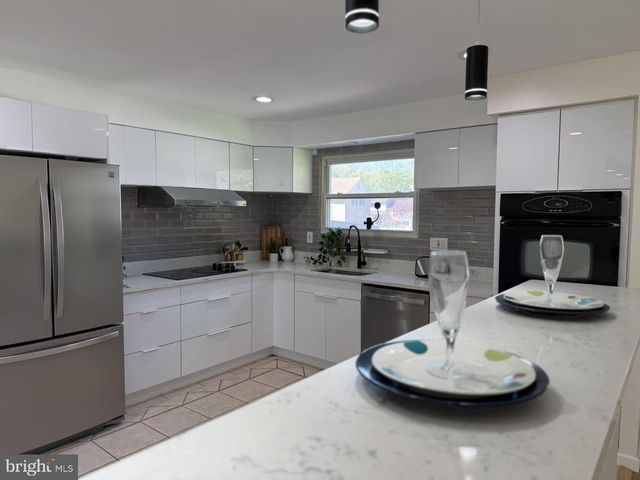 621 CROYDEN DR, Cherry Hill, NJ 08003