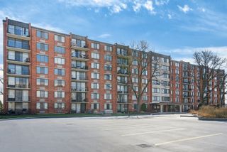 2000 Saint Regis Drive 2B, Lombard, IL 60148
