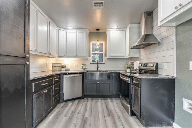 917 NW 15th Street, Moore, OK 73160