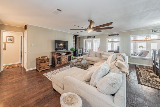 6807 E Texas Street, Walnut Springs, TX 76690