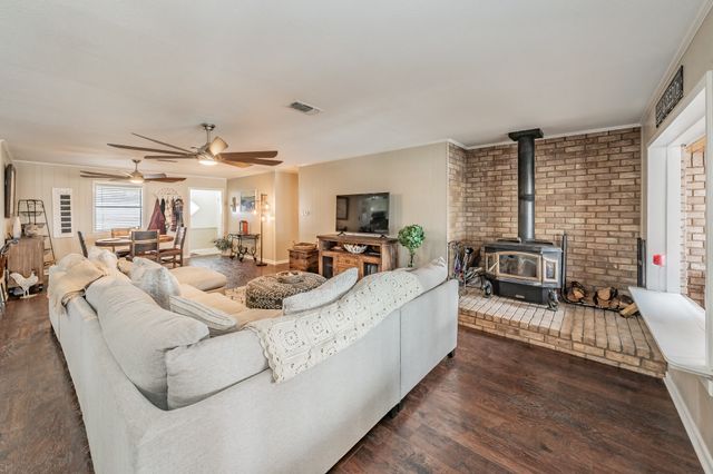 6807 E Texas Street, Walnut Springs, TX 76690