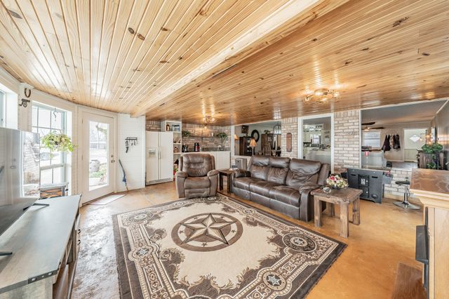 6807 E Texas Street, Walnut Springs, TX 76690