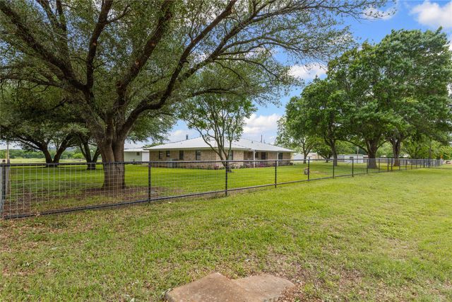 6807 E Texas Street, Walnut Springs, TX 76690