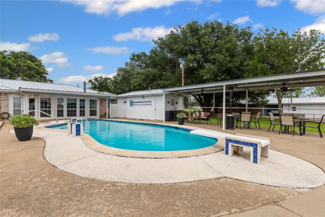 6807 E Texas Street, Walnut Springs, TX 76690