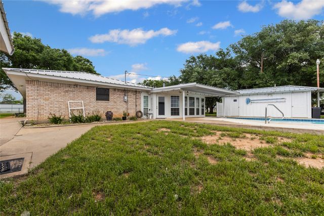6807 E Texas Street, Walnut Springs, TX 76690