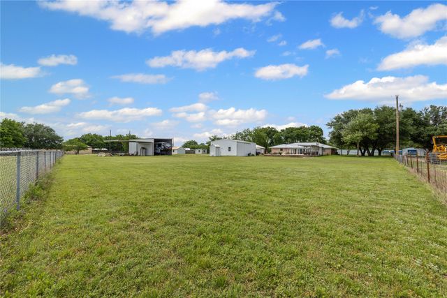 6807 E Texas Street, Walnut Springs, TX 76690