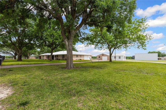 6807 E Texas Street, Walnut Springs, TX 76690
