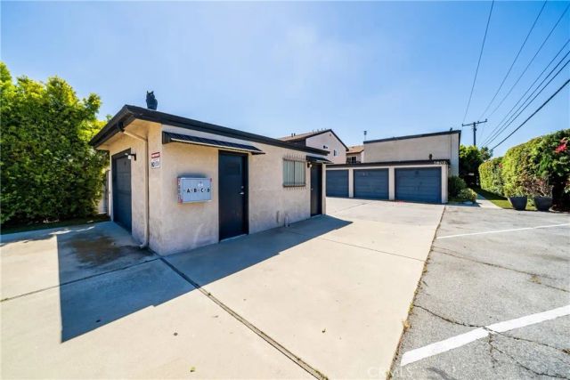 7802 Holt Dr, Huntington Beach, CA 92647