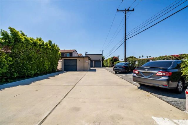 7802 Holt Dr, Huntington Beach, CA 92647