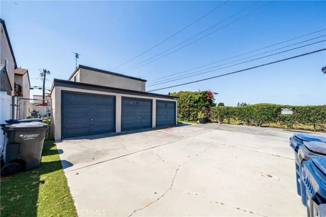 7802 Holt Dr, Huntington Beach, CA 92647