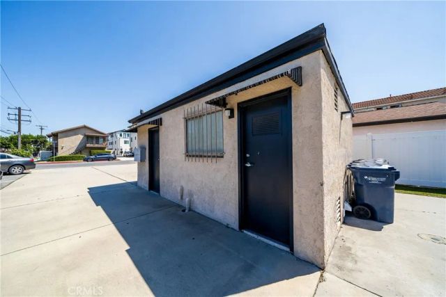 7802 Holt Dr, Huntington Beach, CA 92647