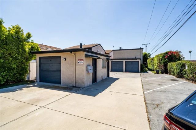 7802 Holt Dr, Huntington Beach, CA 92647