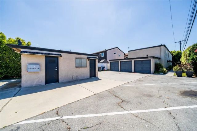 7802 Holt Dr, Huntington Beach, CA 92647