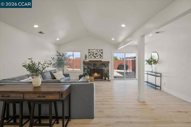 118 Cottonwood Ct, Hercules, CA 94547