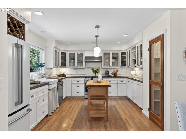 3665 Se RAYMOND St, Portland, OR 97202