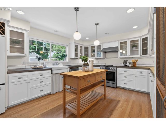 3665 Se RAYMOND St, Portland, OR 97202