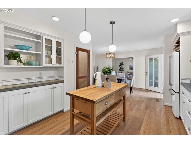 3665 Se RAYMOND St, Portland, OR 97202