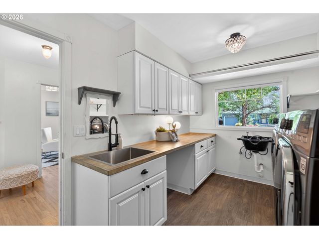 3665 Se RAYMOND St, Portland, OR 97202