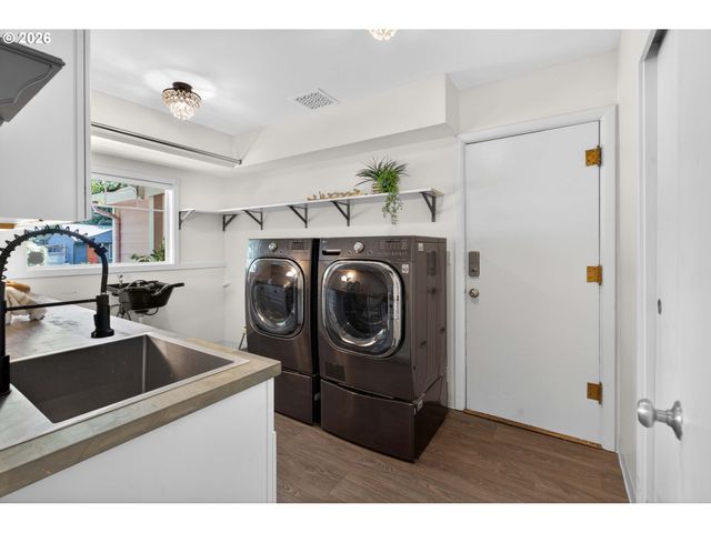 3665 Se RAYMOND St, Portland, OR 97202