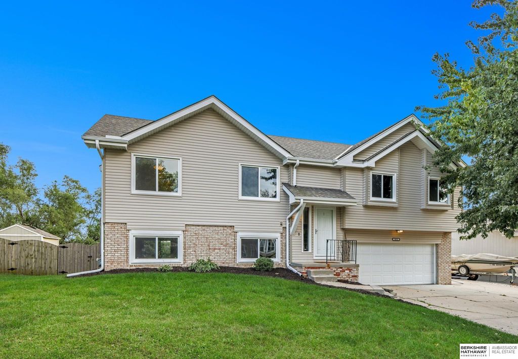 2415 Corn Drive, Papillion, NE 68046