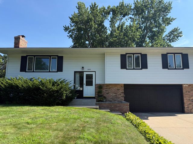 1880 Gold Trail, Eagan, MN 55122