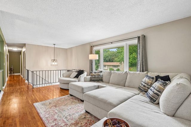 1880 Gold Trail, Eagan, MN 55122
