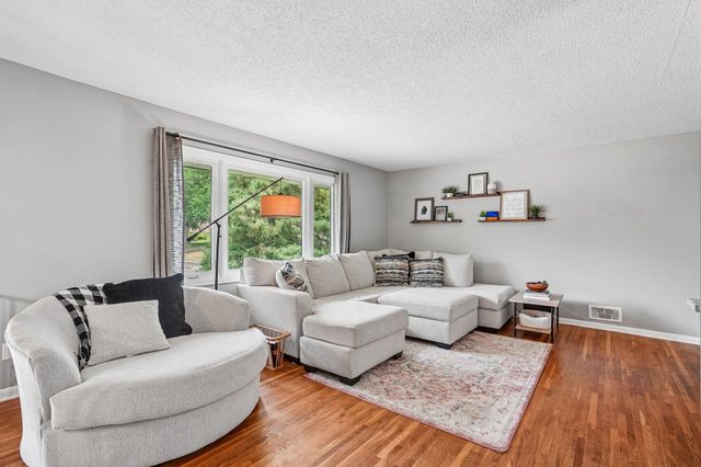 1880 Gold Trail, Eagan, MN 55122