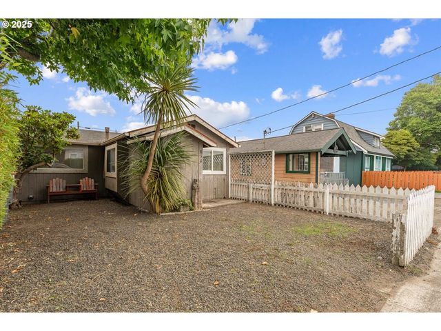 830 OCEANWAY St, Seaside, OR 97138