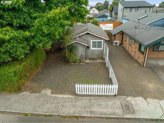 830 OCEANWAY St, Seaside, OR 97138