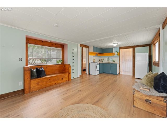 830 OCEANWAY St, Seaside, OR 97138