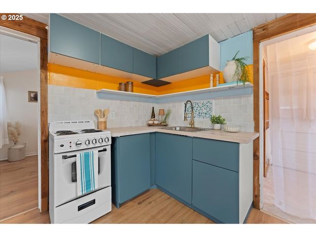 830 OCEANWAY St, Seaside, OR 97138