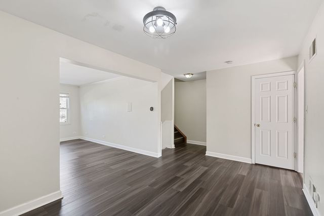 1931 Farnham Court, Schaumburg, IL 60194