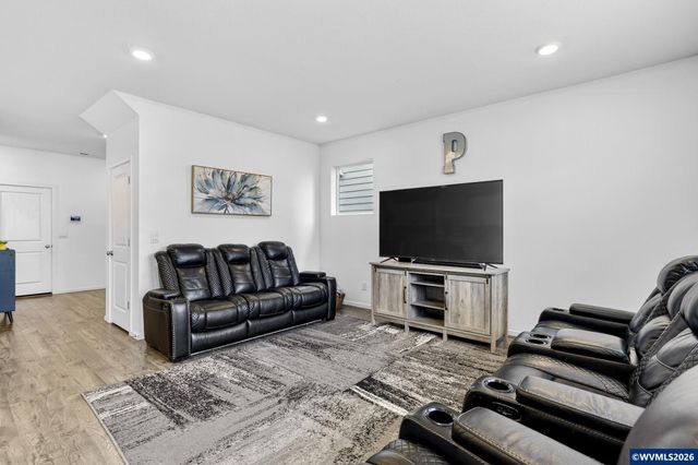 900 Ben Brown Ln, Woodburn, OR 97071