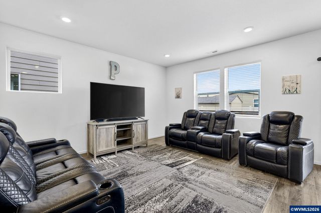 900 Ben Brown Ln, Woodburn, OR 97071