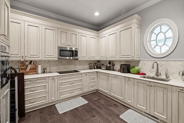 12993 Oak Brook Drive, Urbandale, IA 50323