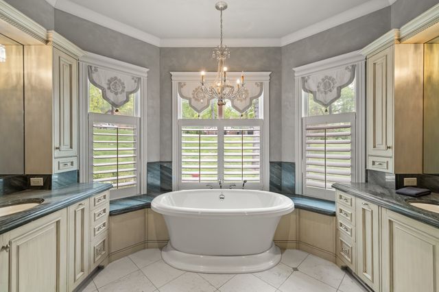 12993 Oak Brook Drive, Urbandale, IA 50323