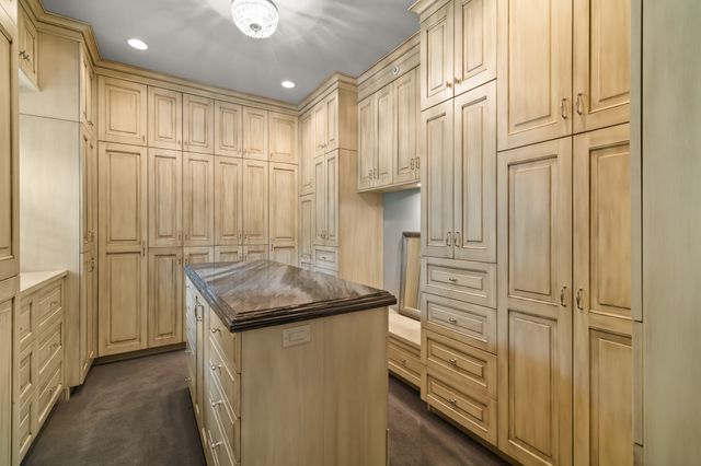 12993 Oak Brook Drive, Urbandale, IA 50323