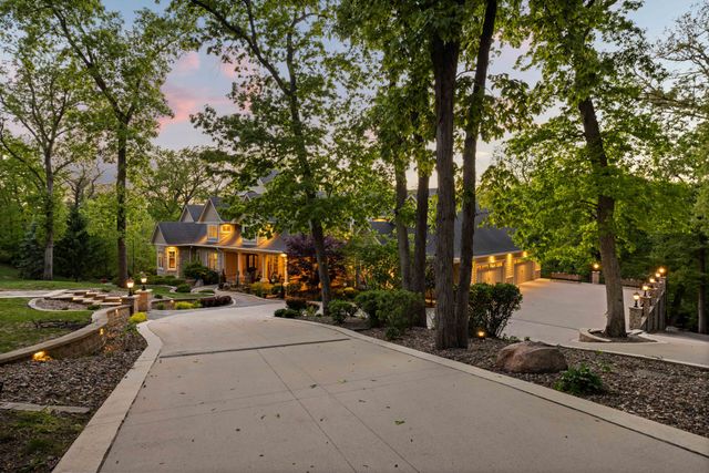 12993 Oak Brook Drive, Urbandale, IA 50323