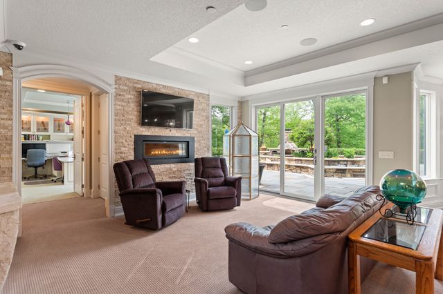 12993 Oak Brook Drive, Urbandale, IA 50323