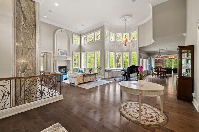 12993 Oak Brook Drive, Urbandale, IA 50323