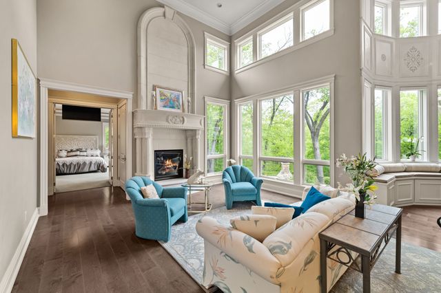 12993 Oak Brook Drive, Urbandale, IA 50323