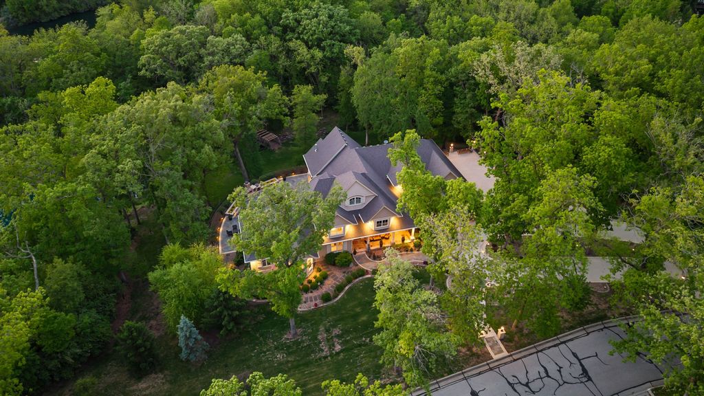 12993 Oak Brook Drive, Urbandale, IA 50323