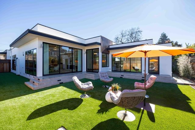 1686 Parkhills Avenue, Los Altos, CA 94024